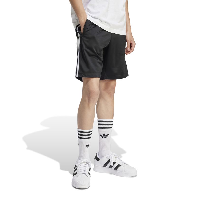 IU2368_5_APPAREL_On-Model_Walking-View_white.jpg
