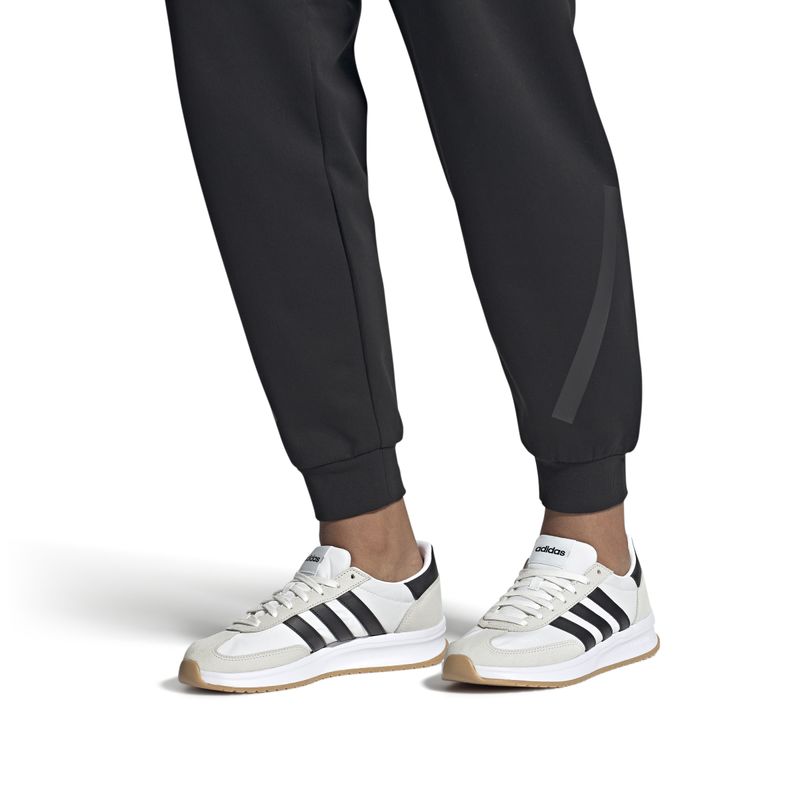IH8584_10_FOOTWEAR_On-Model_Front-View_white.jpg