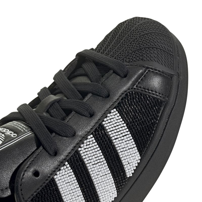 JH7098_8_FOOTWEAR_Photography_Detail-View-1_white.jpg