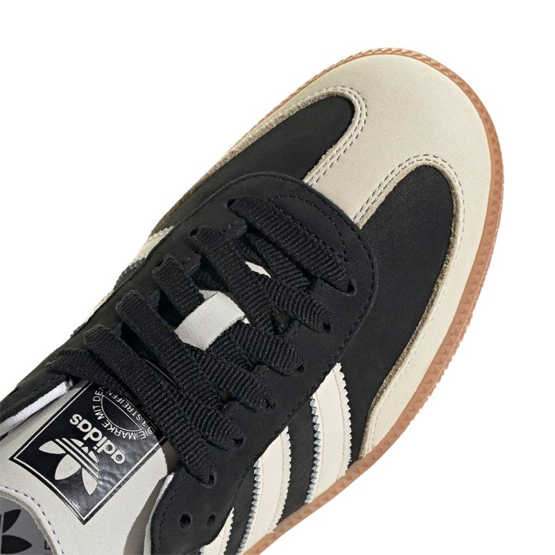 IE5836_8_FOOTWEAR_Photography_Detail View 1_white.jpg