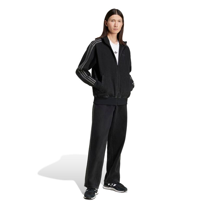 JC6717_4_APPAREL_On-Model_Walking-View_white
