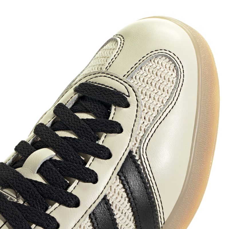 JQ7083_8_FOOTWEAR_Photography_Detail View 1_white