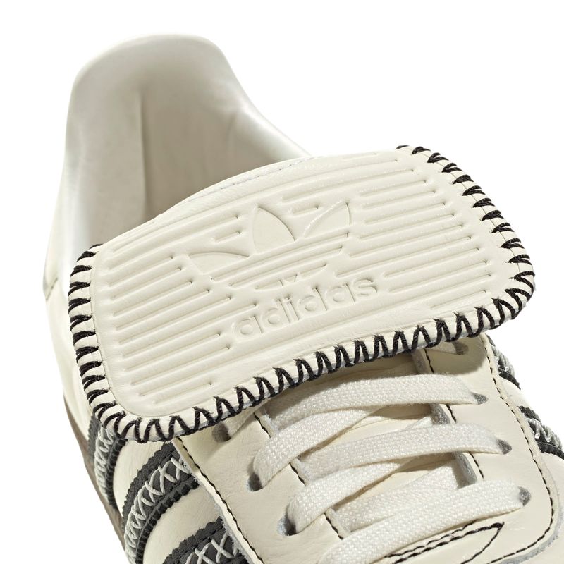 JQ7088_8_FOOTWEAR_Photography_Detail View 1_white